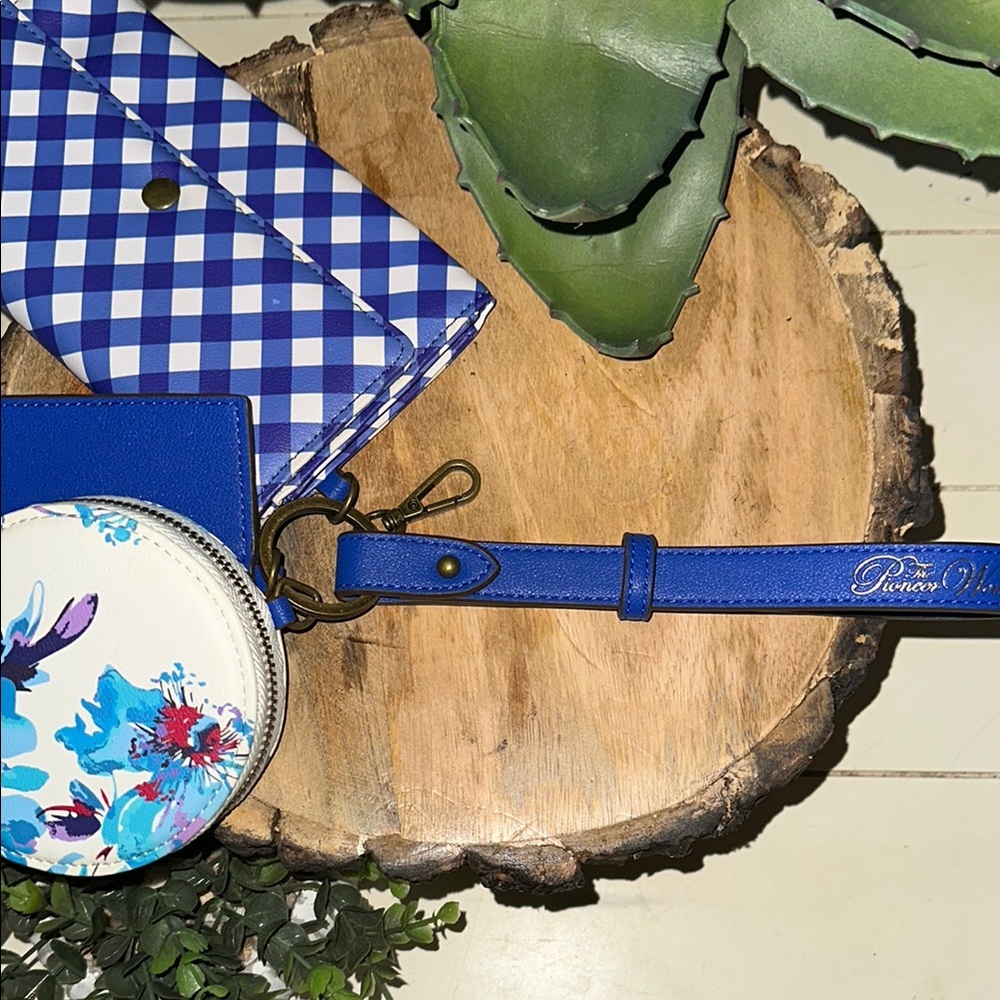 The Pioneer Woman Blue and White Milo 3 piece Wallet Set - Picture 8 of 13